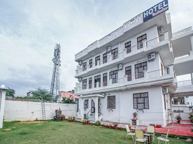 OYO 18272 Hotel Lambodar