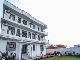 OYO 18272 Hotel Lambodar