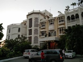 Hotel Hilltop Palace