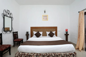 OYO 10206 Home Modern Stay Near Fateh Sagar