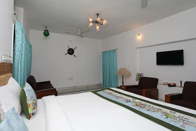 OYO 10206 Home Modern Stay Near Fateh Sagar