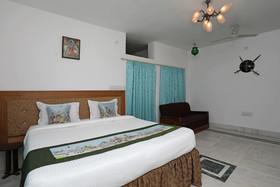 OYO 10206 Home Modern Stay Near Fateh Sagar