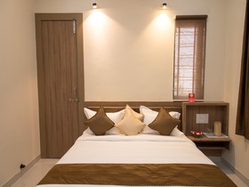 OYO 13273 Home Luxury Stay Airport Road