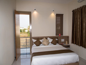 OYO 13273 Home Luxury Stay Airport Road