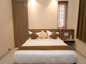 OYO 13273 Home Luxury Stay Airport Road