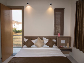 OYO 13273 Home Luxury Stay Airport Road