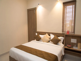 OYO 13273 Home Luxury Stay Airport Road