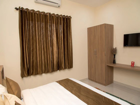 OYO 13273 Home Luxury Stay Airport Road