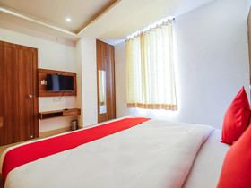 OYO 24327 Royale Sejour