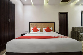 OYO 24923 Rani Palace