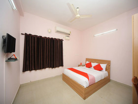 OYO 15517 Kms House