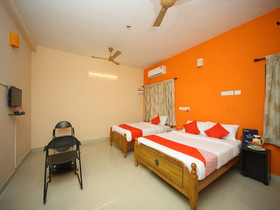 OYO 15517 Kms House