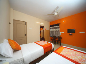 OYO 15517 Kms House