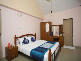 OYO 15517 Kms House