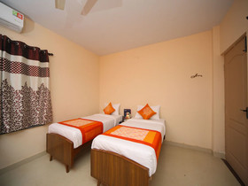 OYO 15517 Kms House