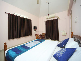 OYO 15517 Kms House