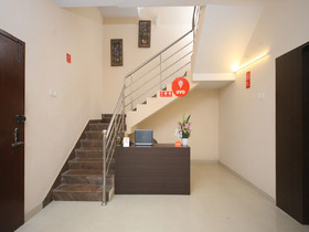 OYO 15517 Kms House
