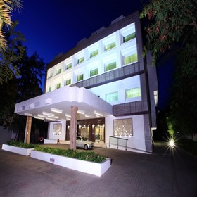 Abu Sarovar Portico