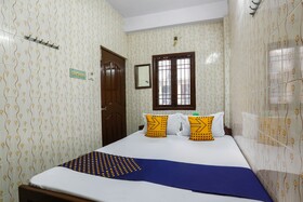 Ams Guest House by OYO Rooms