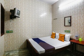 Ams Guest House by OYO Rooms