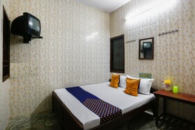 Ams Guest House by OYO Rooms