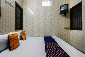 Ams Guest House by OYO Rooms