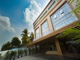 Crossway Parklane Airport Hotel
