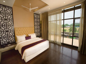 Crossway Parklane Airport Hotel