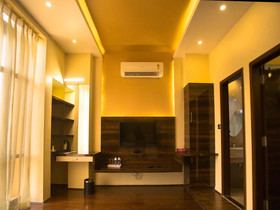 Crossway Parklane Airport Hotel