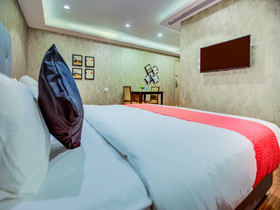 Edition O 30024 The Banyan Poonamallee