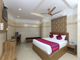 OYO 11437 Gmt Centre