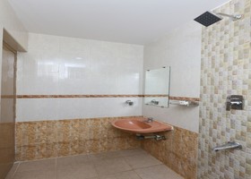 OYO 11437 Gmt Centre