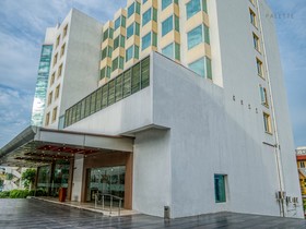 Townhouse OAK Hotel Chennai La Palace