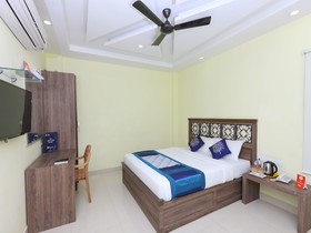 Hotel Cinemascope by OYO Rooms