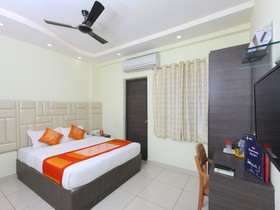 Hotel Cinemascope by OYO Rooms