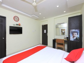 Hotel Cinemascope by OYO Rooms