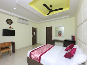 Hotel Cinemascope by OYO Rooms