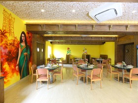 Hotel Cinemascope by OYO Rooms