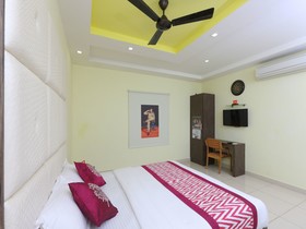 Hotel Cinemascope by OYO Rooms