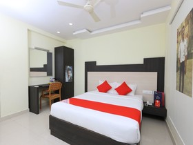 Hotel Cinemascope by OYO Rooms