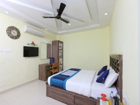 Hotel Cinemascope by OYO Rooms
