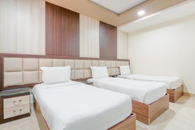 OYO Collection O 79286 The 33 Hotel