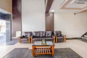 OYO Collection O 79286 The 33 Hotel
