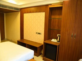 Super Townhouse Oak Alandur Near Chennai Airport