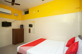 OYO 26460 Varsha Villa