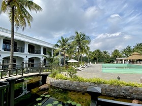 Lagoon De Pondy Resort