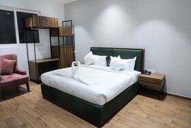 Lux 9 Suites And Studios