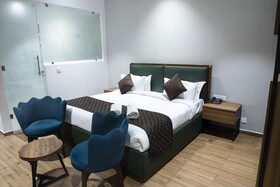 Lux 9 Suites And Studios