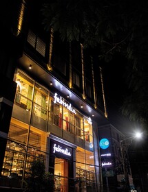 Lux 9 Suites And Studios