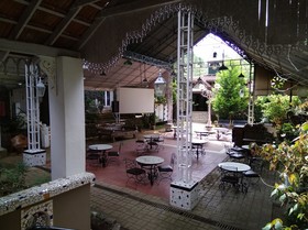 INDeco's Lake Forest Hotel